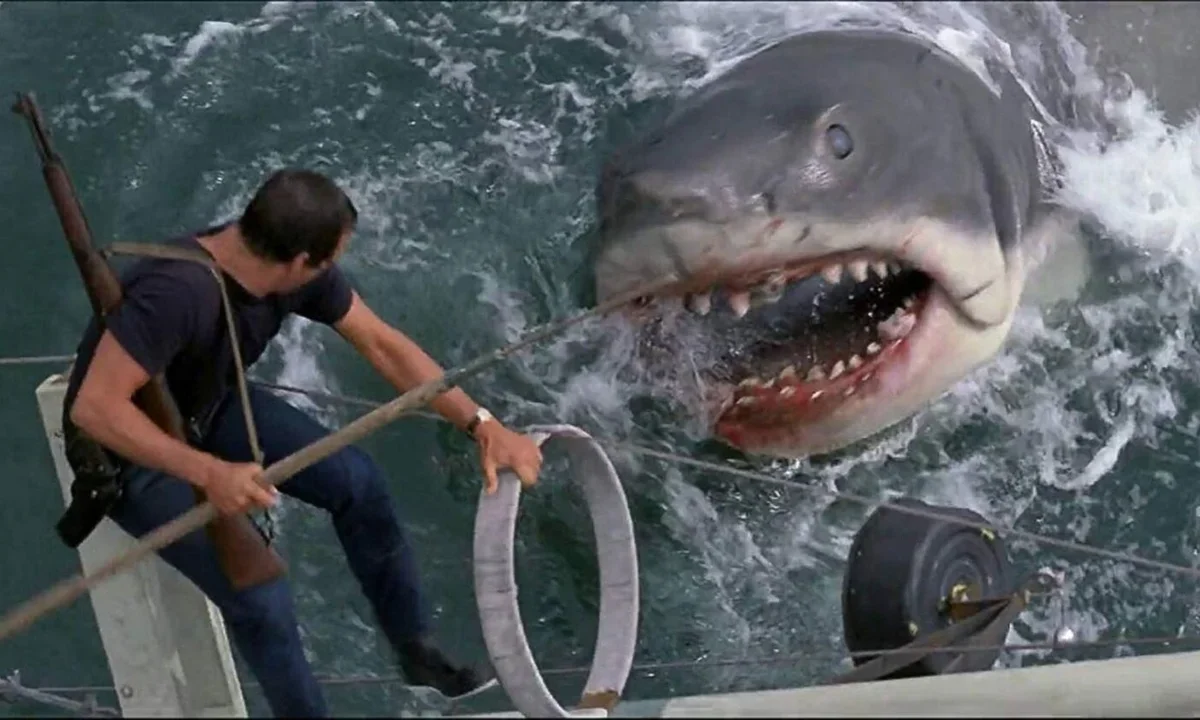 El Cine Tonalá revivió la tensión de Tiburón en su 50 aniversario, conmemorando el legado de Steven Spielberg.