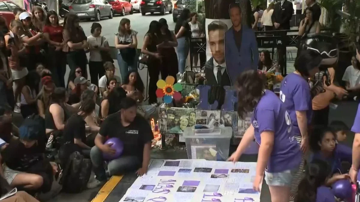Con emoción contenida y gesto colectivo, los fanáticos de Liam Payne se reúnen en Palermo, para rendir un sentido homenaje al cantante británico que falleció hace un año