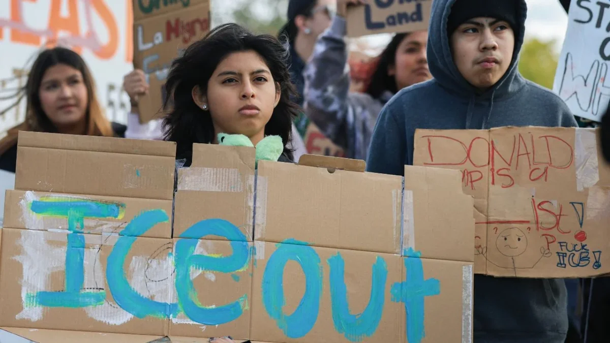 EXIGENCIA. Migrantes en protesta denuncian el uso sistemático de la fuerza desproporcionada y vejaciones del ICE.