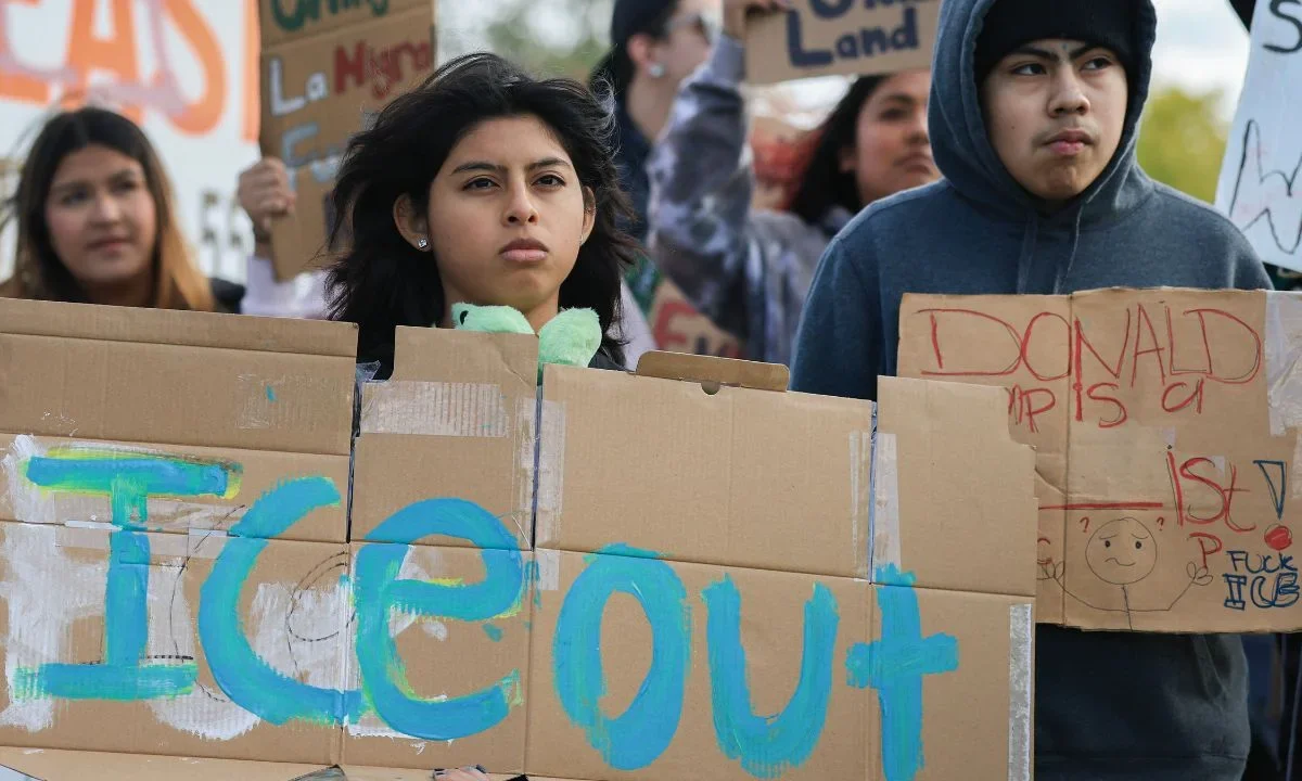 EXIGENCIA. Migrantes en protesta denuncian el uso sistemático de la fuerza desproporcionada y vejaciones del ICE.