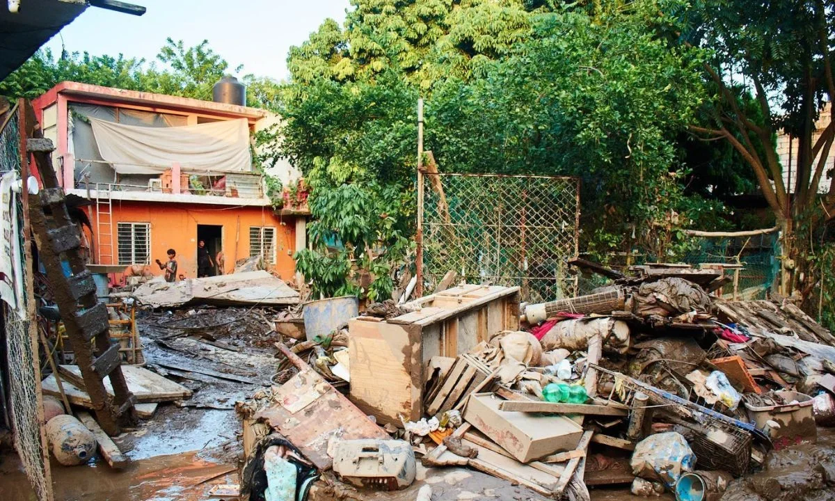 Al no recibir apoyo, maestros arriesgan su vida para salir de zona devastada en Veracruz