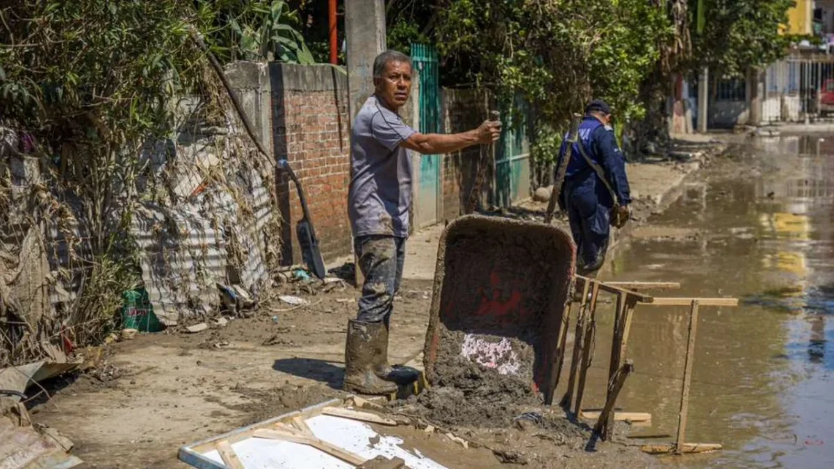 Anegados en lodo, vecinos de Poza Rica urgen apoyos tras lluvias