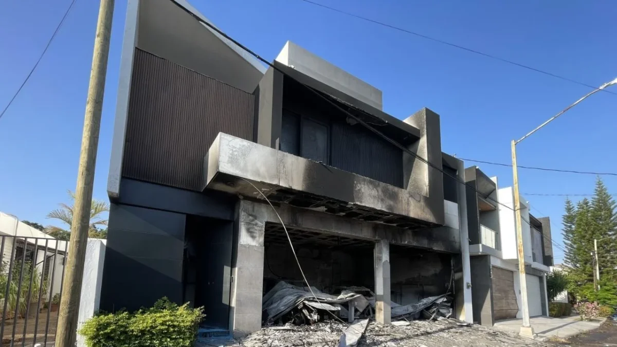 Atacan y queman 2 residencias en Culiacán, no hubo heridos