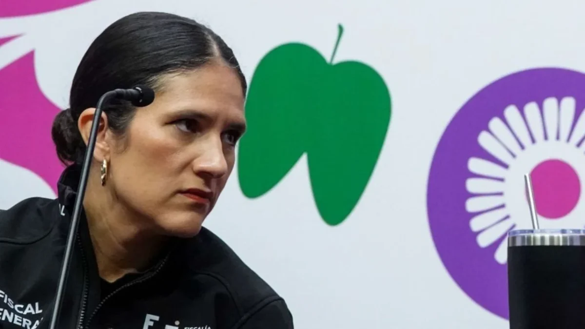 Bertha Alcalde evita hablar del caso Simón Levy y abandona conferencia por la puerta trasera