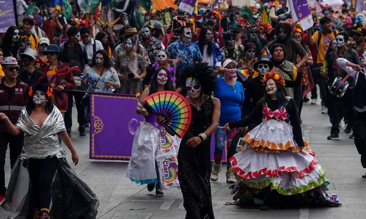 Con flores, música, tradición y un profundo sentido de comunidad, la capital reafirma su espíritu festivo y su orgullo por las raíces que mantienen viva la herencia mexicana con motivo del Día de Muertos