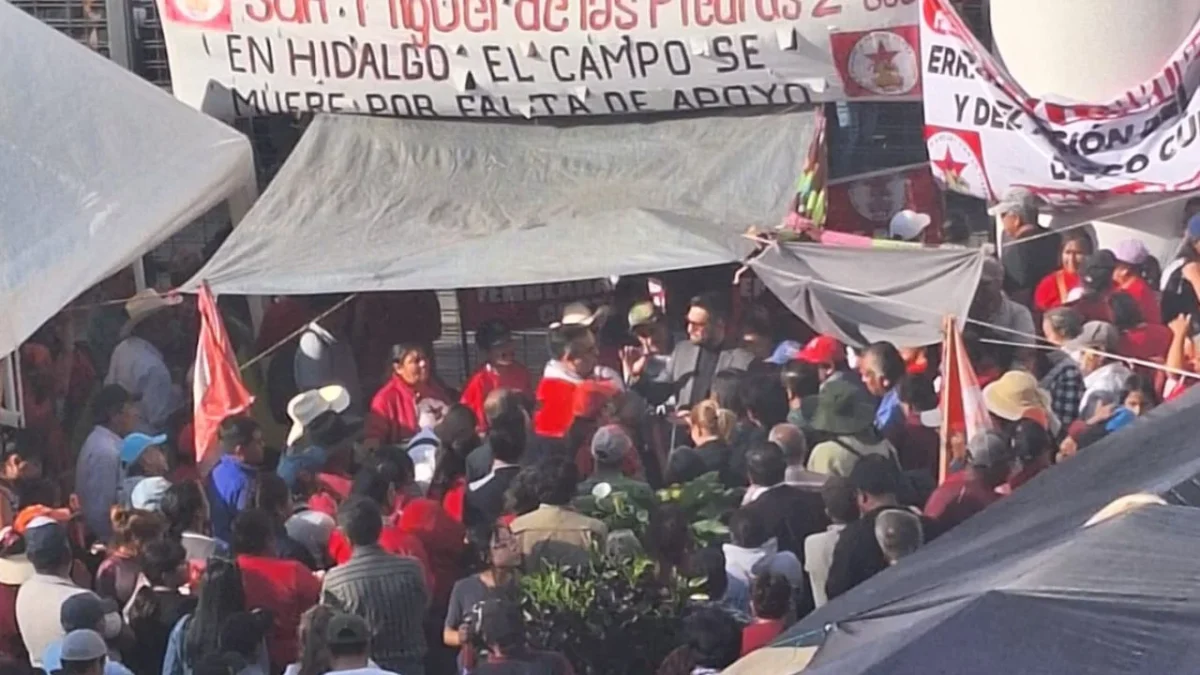 Campesinos exigen restitución de concesión de El Quinte, bloquean Semarnat