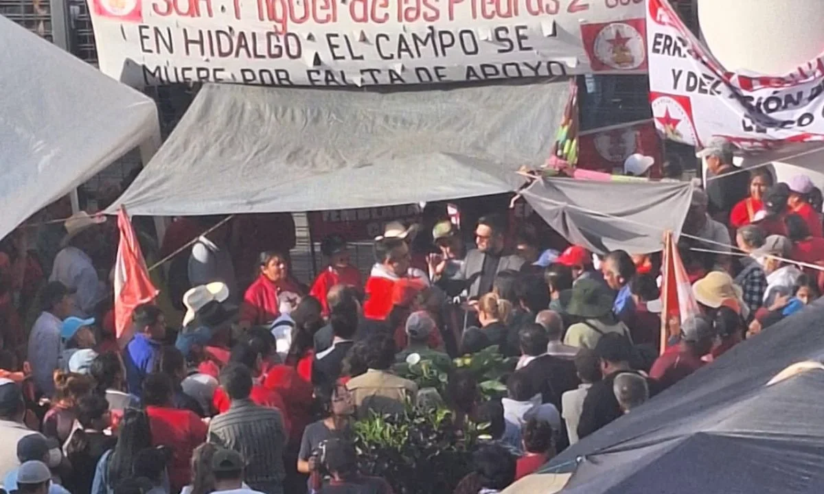 Campesinos exigen restitución de concesión de El Quinte, bloquean Semarnat