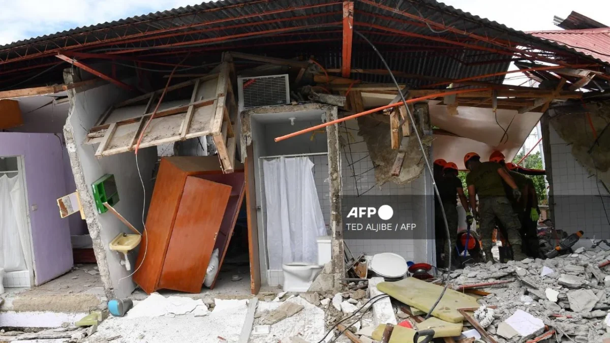 Rescatistas buscan en el lugar donde se derrumbó un edificio y se reportó la desaparición de tres personas tras el terremoto en Filipinas