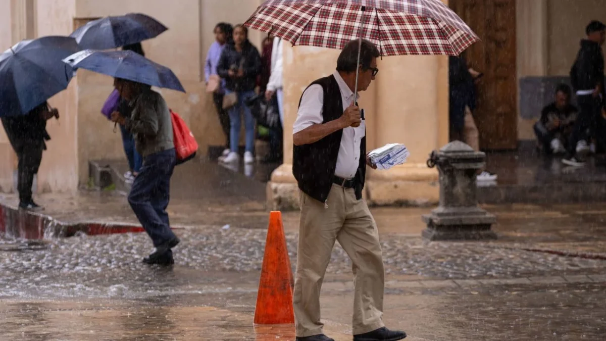 El paraguas se convierte en un objeto cotidiano, casi inseparable del cuerpo, tras las intensas lluvias que se han presentado en los últimos días
