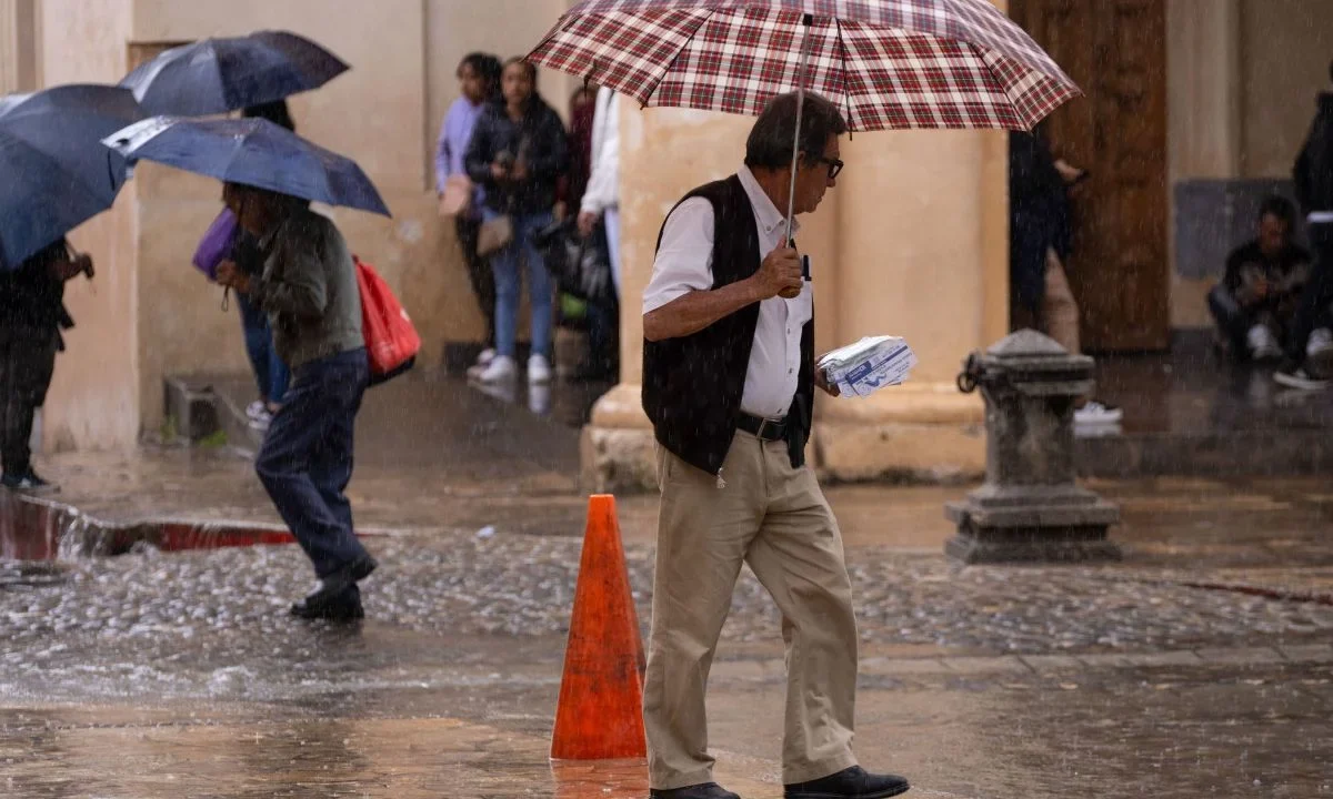 El paraguas se convierte en un objeto cotidiano, casi inseparable del cuerpo, tras las intensas lluvias que se han presentado en los últimos días