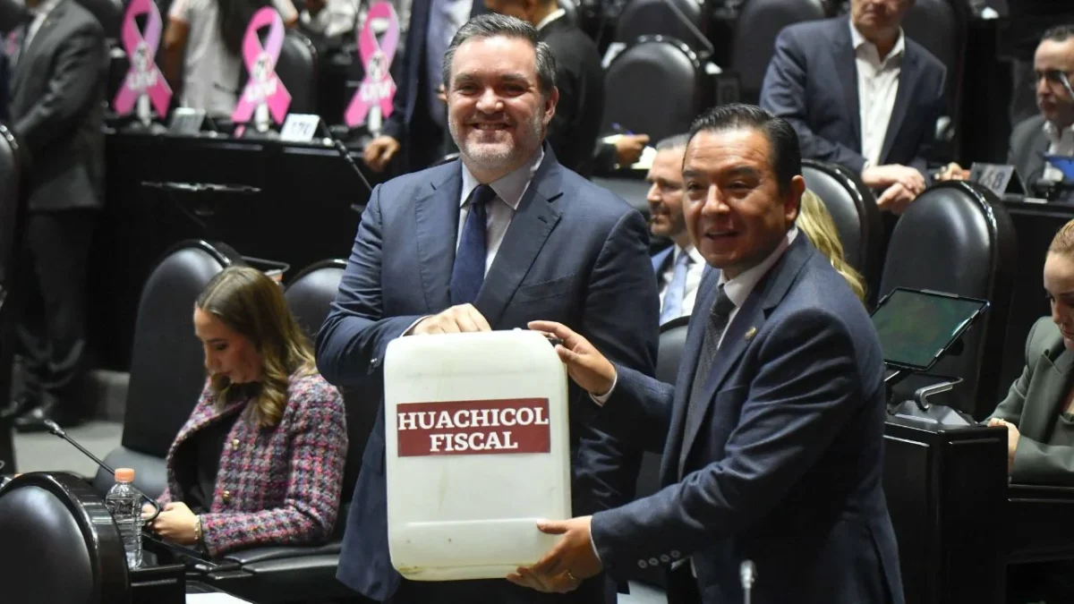 Los panistas Federico Döring y Héctor Saúl Téllez, mostraron un bidón de gasolina con la frase "Huachicol Fiscal" durante la sesión ordinaria de la Cámara de Diputados