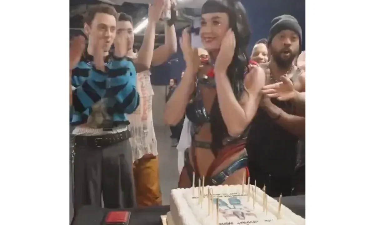 Katy Perry no ha emitido declaraciones respecto al video donde esta destruye su pastel de cumpleaños