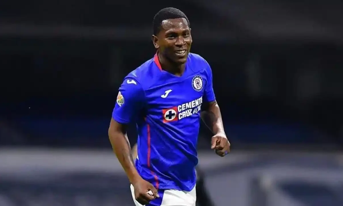 futbolista ecuatoriano Bryan "Cuco" Angulo Cruz Azul
