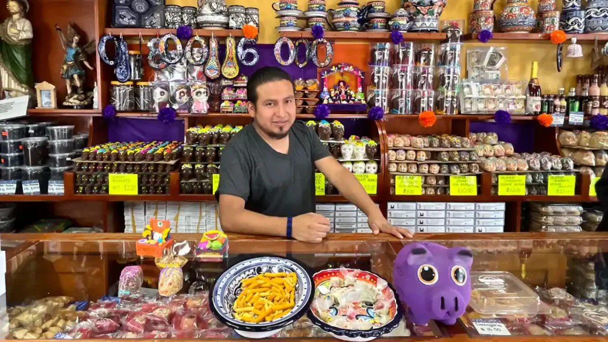 En Día de Muertos, la calle de los dulces se llena de color