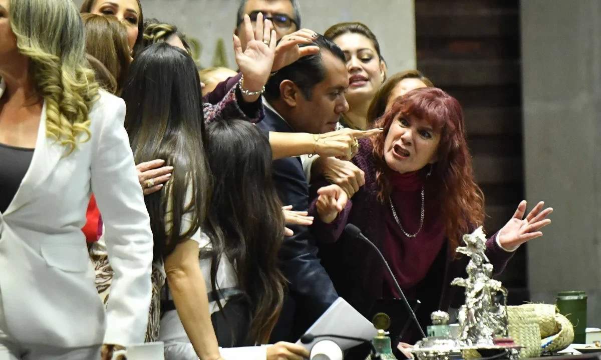 María Magdalena González, diputada de Morena, reclamó a Kenia López Rabadán, presidenta de la mesa directiva por haber otorgado otro minuto de silencio en el que se incluyó a las víctimas de Israel, esto durante la sesión ordinaria de la Cámara de Diputados