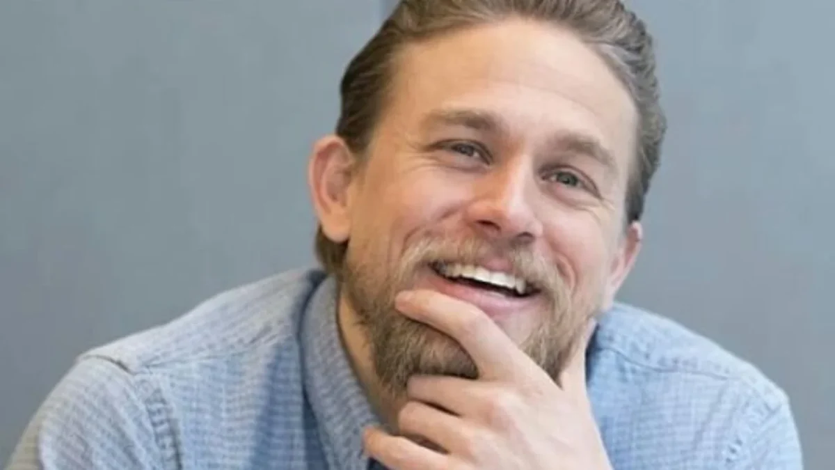 Charlie Hunnam asume el papel de Ed Gein, el infame asesino en serie conocido como “el Carnicero de Plainfield”.