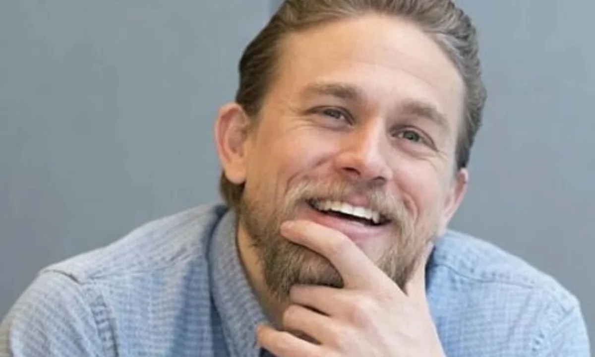 Charlie Hunnam asume el papel de Ed Gein, el infame asesino en serie conocido como “el Carnicero de Plainfield”.
