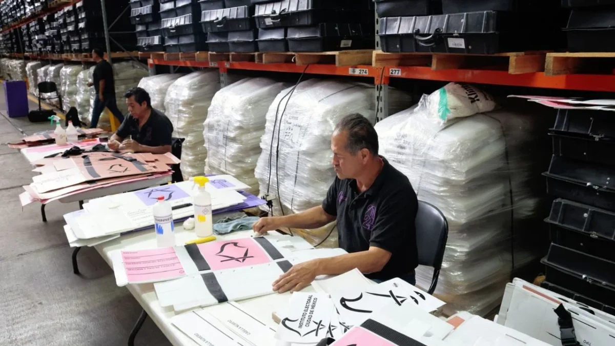 Enseñanza. Personal del Almacén de Materiales electorales mostró los procesos que emplean para rehabilitar materiales.