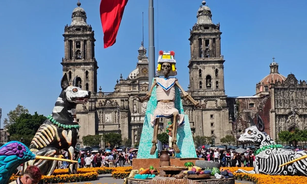 Inaugura Brugada mega ofrenda monumental en el Zócalo