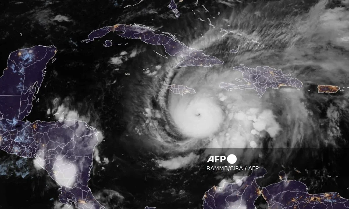 Melissa podría ser huracán categoría 5, SRE alerta a mexicanos en Jamaica
