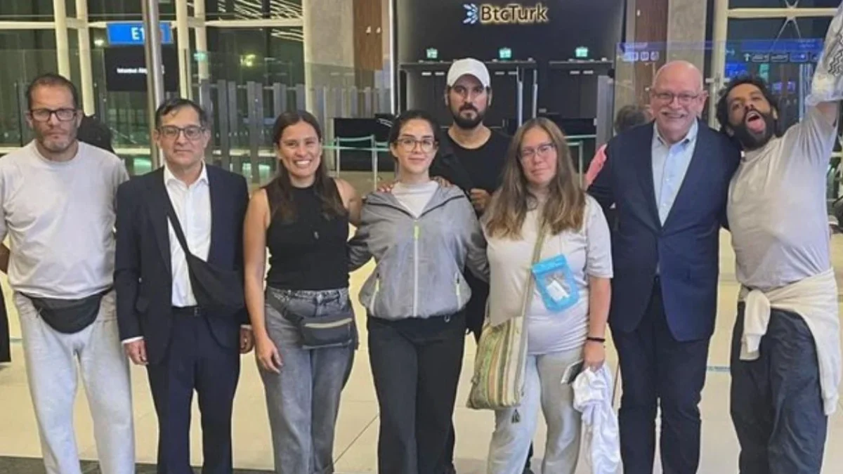 Mexicanos de la flotilla Sumud detenidos en Israel continúan viaje de repatriación