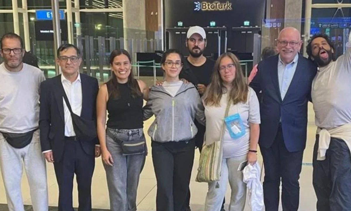 Mexicanos de la flotilla Sumud detenidos en Israel continúan viaje de repatriación