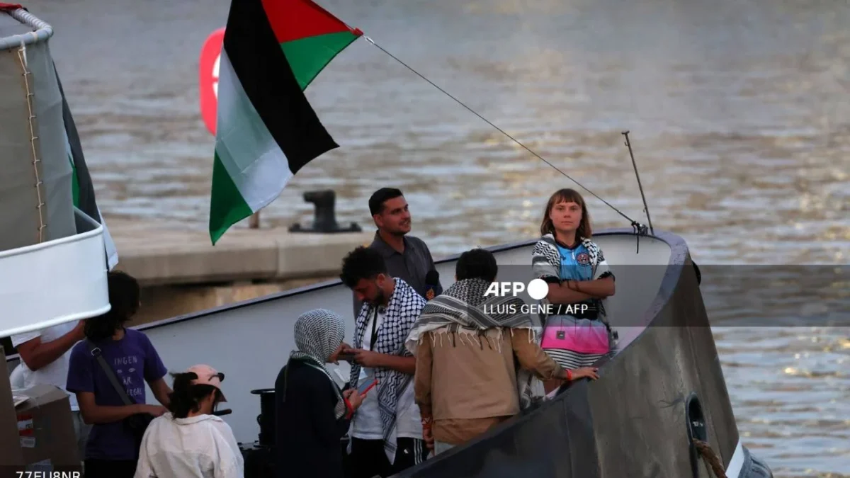 La activista sueca del clima Greta Thunberg (R) es vista a bordo de un buque de una flotilla civil, que transportaba activistas pro-palestinos, y ayuda humanitaria y con el objetivo de romper el bloqueo israelí de la Franja de Gaza,
