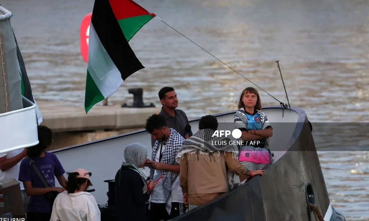 La activista sueca del clima Greta Thunberg (R) es vista a bordo de un buque de una flotilla civil, que transportaba activistas pro-palestinos, y ayuda humanitaria y con el objetivo de romper el bloqueo israelí de la Franja de Gaza,