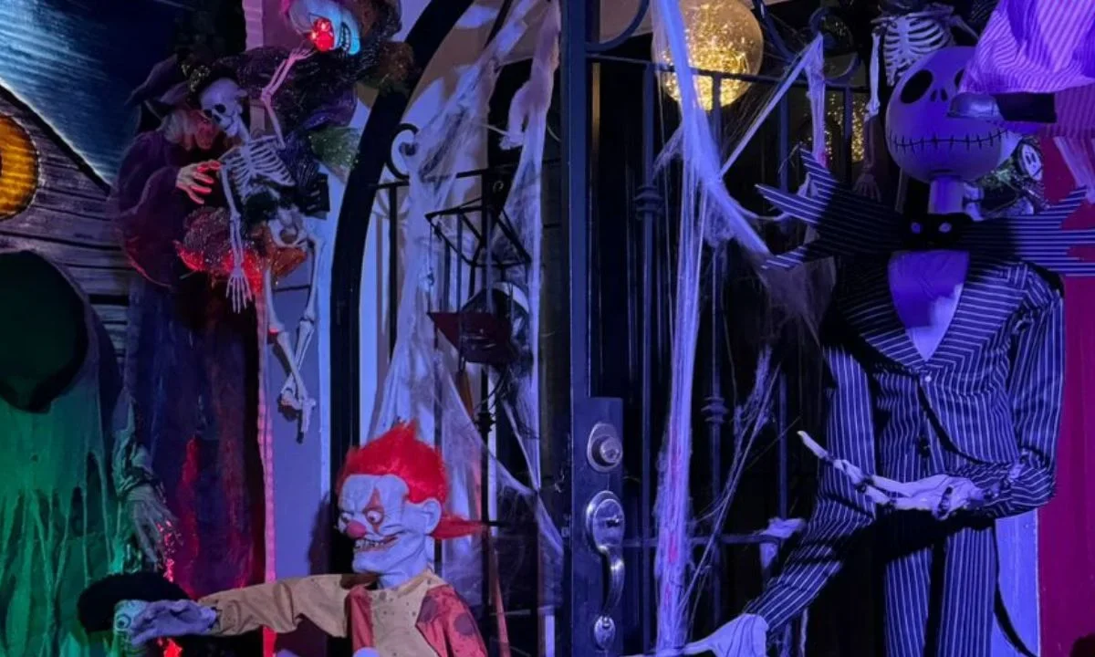 Monterrey se prepara para Halloween con decoraciones monumentales