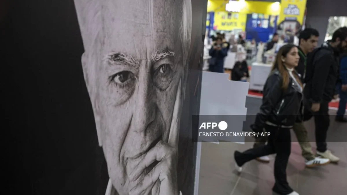 París rinde homenaje a Vargas Llosa, ganador del Nobel de Literatura
