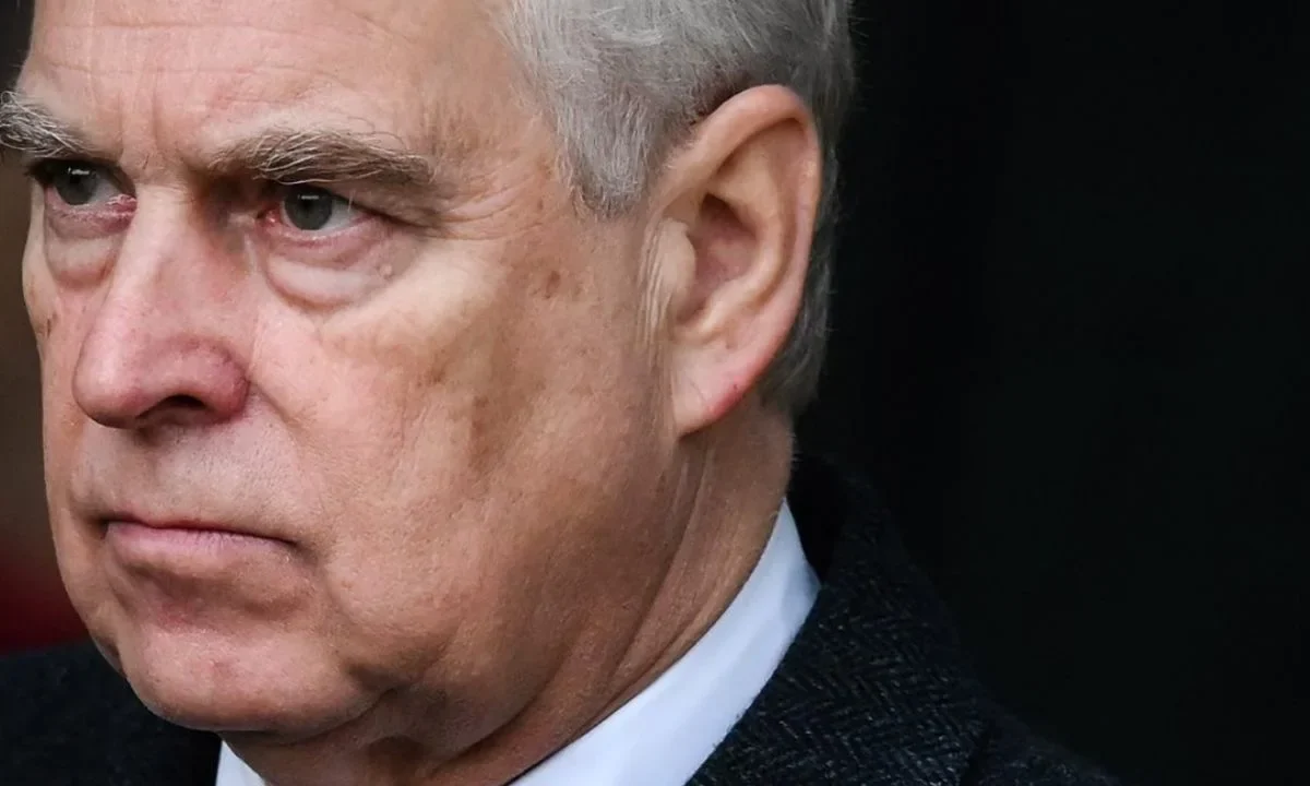 El príncipe Andrew, 'golpeado' por el escándalo del Reino Unido, dijo el 17 de octubre de 2025 que está renunciando a su título real.