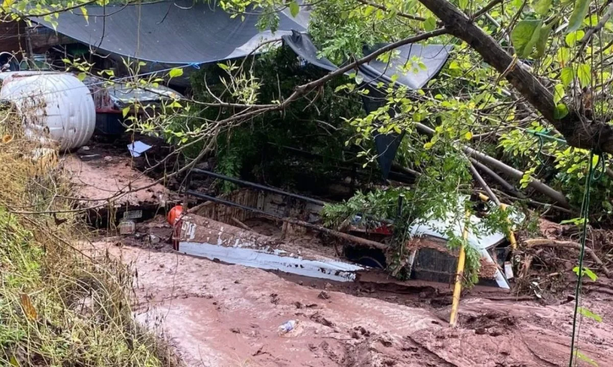 CRISIS. El deslave del cerro Chuperio, en Guerrero, enterró una vivienda.