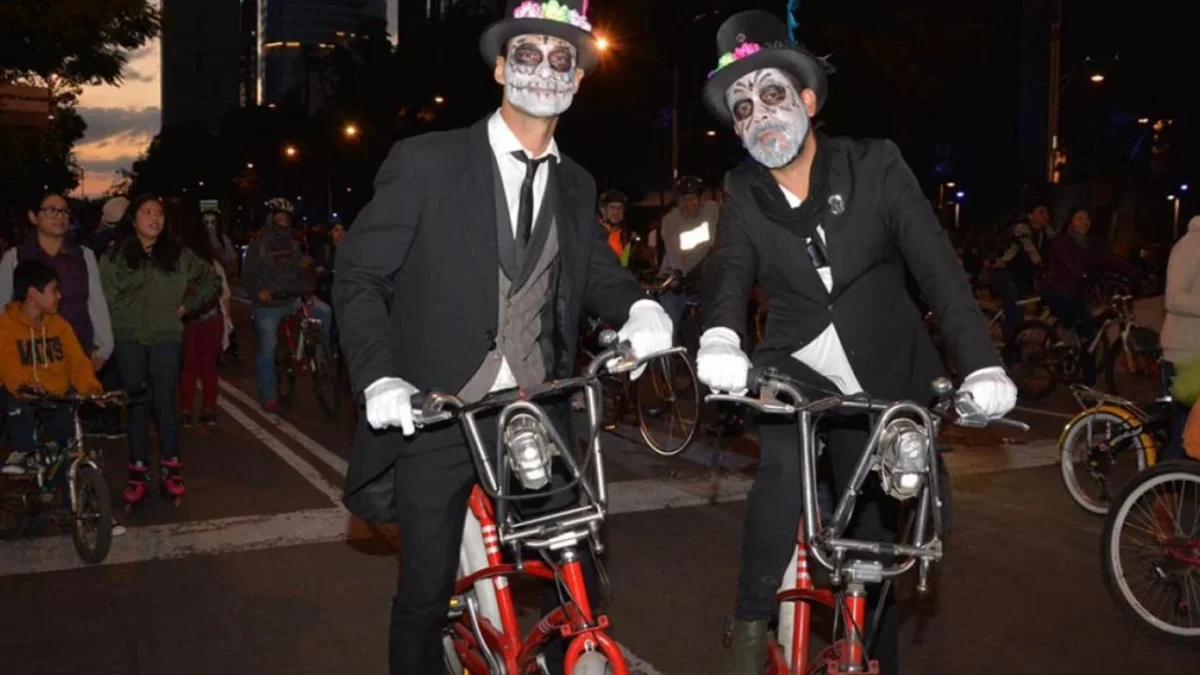 Entre papel picado y risas, el Paseo Nocturno de Día de Muertos se ha convertido en una de las tradiciones más esperadas del año