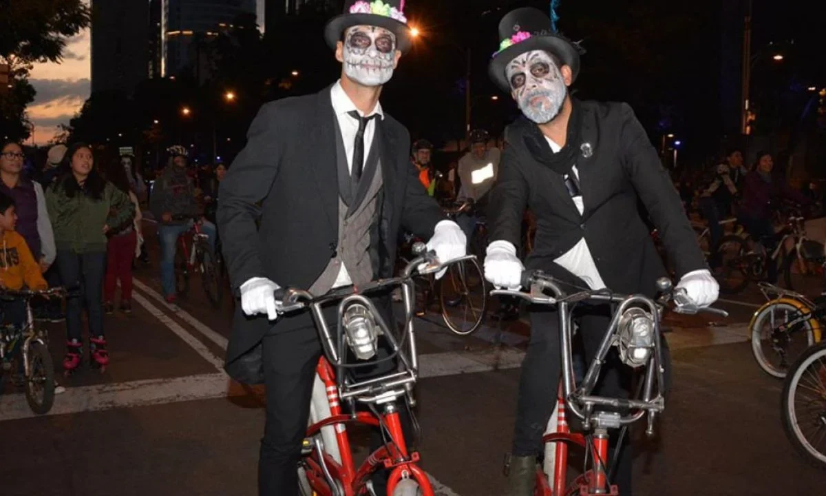 Entre papel picado y risas, el Paseo Nocturno de Día de Muertos se ha convertido en una de las tradiciones más esperadas del año
