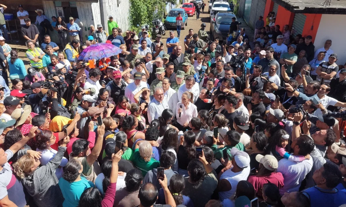 La presidenta Claudia Sheinbaum y la gobernadora Rocío Nahle visitaron zonas afectadas en Poza Rica, Veracruz, para atender a damnificados.