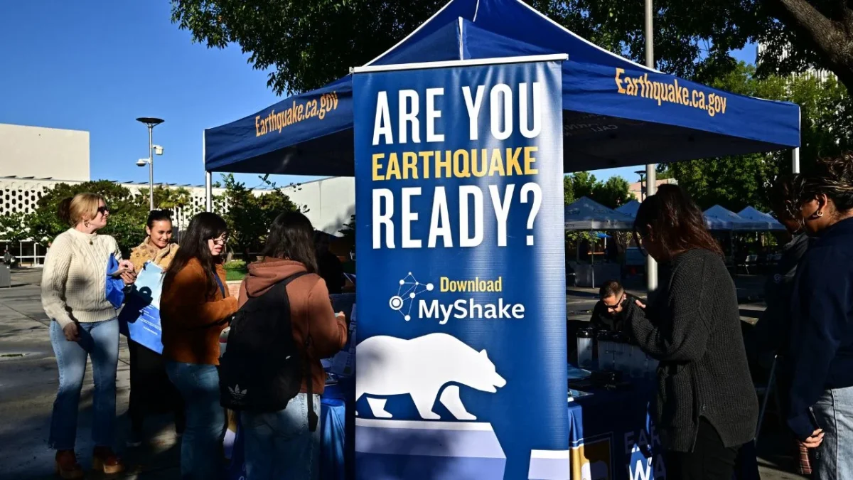 Un simulador de terremotos en la Universidad de California, Fullerton, le muestra el poder devastador de un sismo de magnitud 7