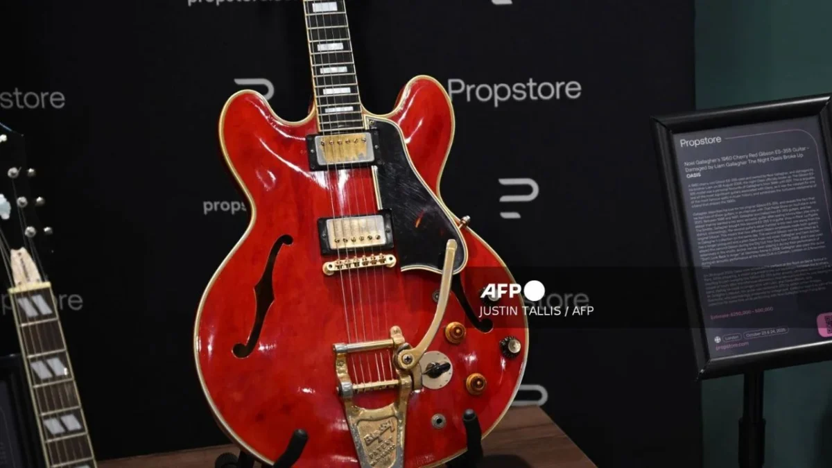Subastan la guitarra que Liam Gallagher le rompió a Noel tras un coraje