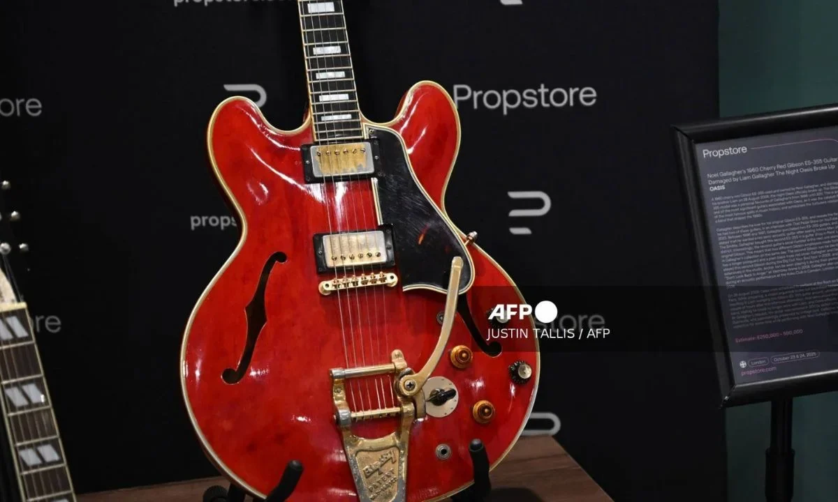 Subastan la guitarra que Liam Gallagher le rompió a Noel tras un coraje