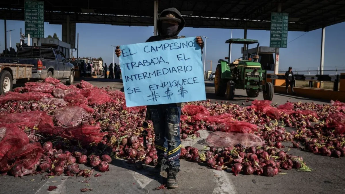 Agricultores de México anunciaron que harán paro nacional y realizarán movilizaciones y bloqueos en múltiples carreteras del país este lunes.