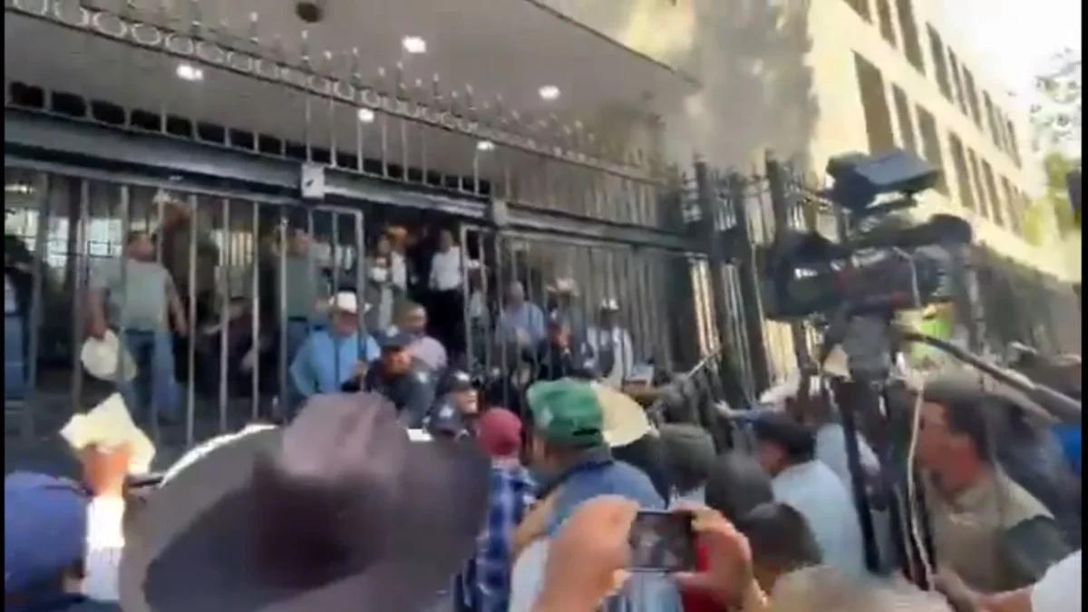 Agricultores intentan portazo en Segob tras mesa de negociación