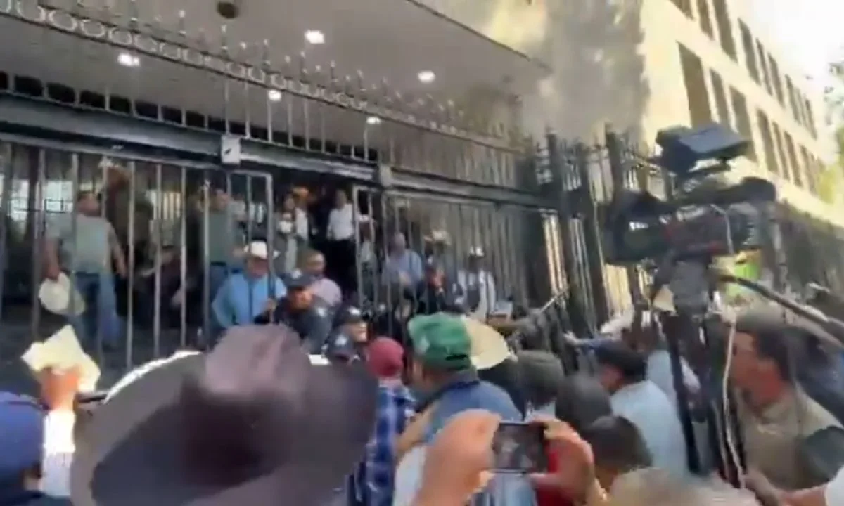 Agricultores intentan portazo en Segob tras mesa de negociación