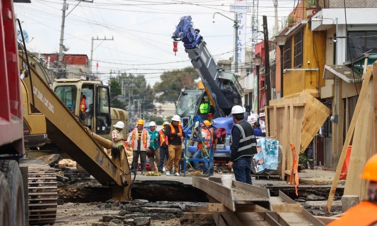 El socavón en la colonia Renovación, donde un camión de refrescos cayó, registra avance del 70 % en reparación.