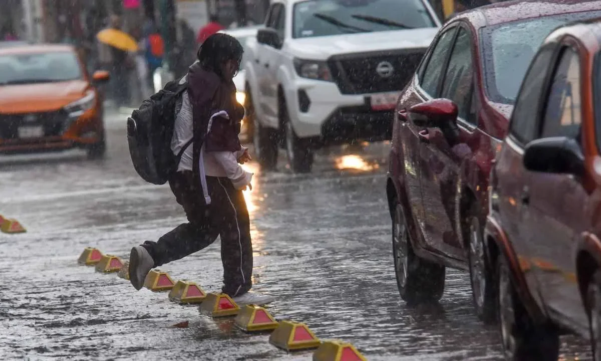 Protección Civil pidió a la ciudadanía redoblar esfuerzos de prevención, debido a que durante este fin de semana continuarán las lluvias en el país.