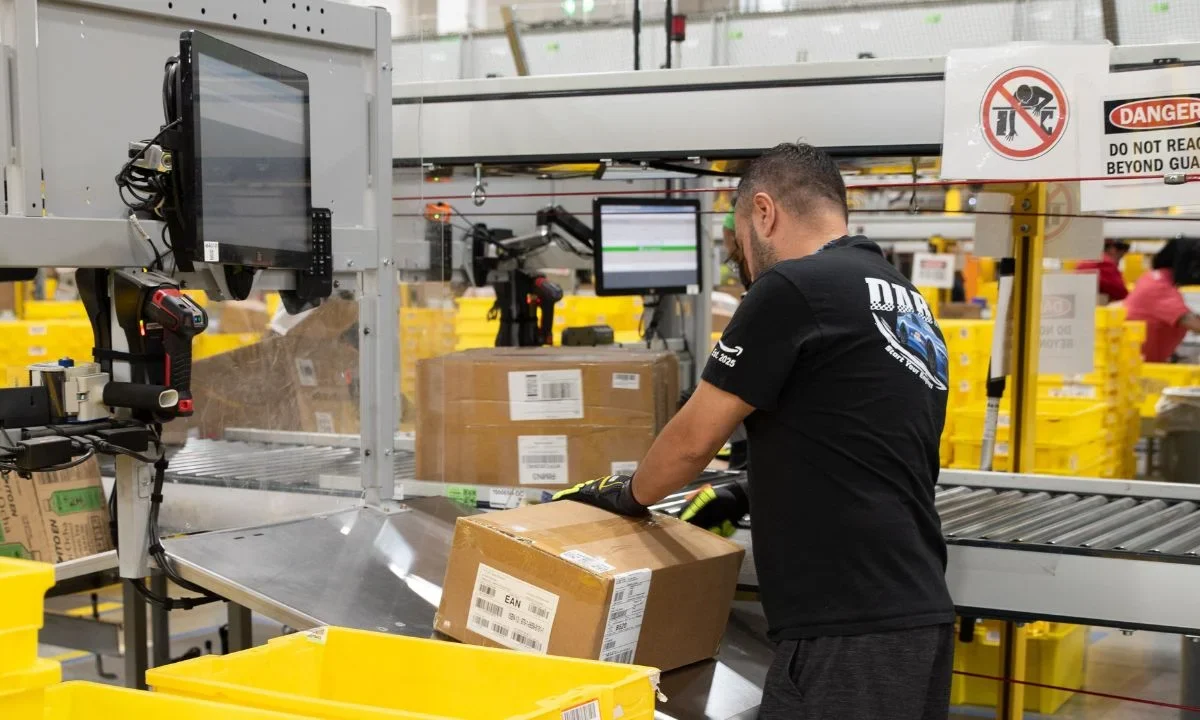 Amazon anunció que recortará 14 mil puestos de trabajo, vinculado al desarrollo de la inteligencia artificial (IA).