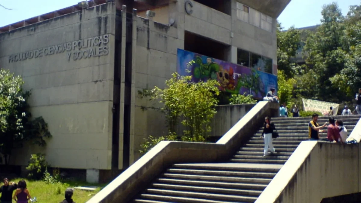 La FCPyS de la UNAM se desalojó este lunes por una amenaza de bomba; autoridades realizan revisiones.