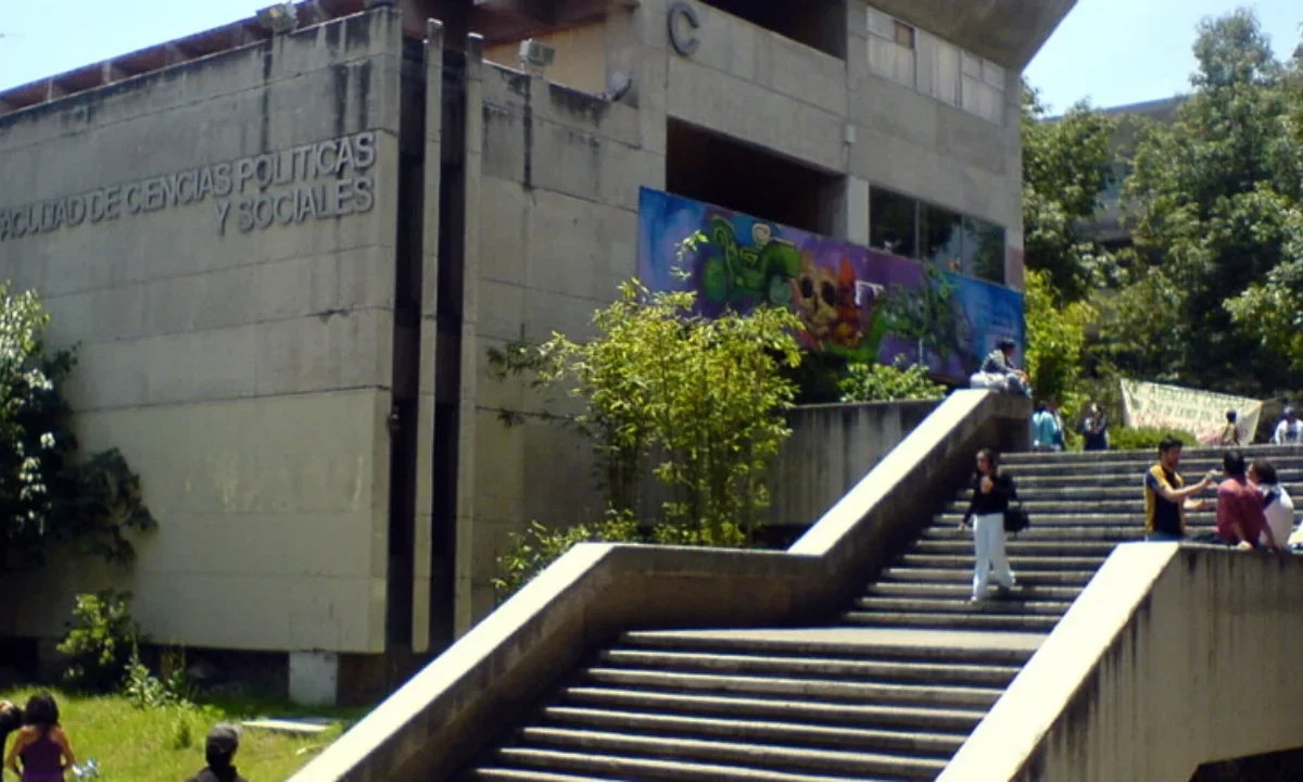 La FCPyS de la UNAM se desalojó este lunes por una amenaza de bomba; autoridades realizan revisiones.