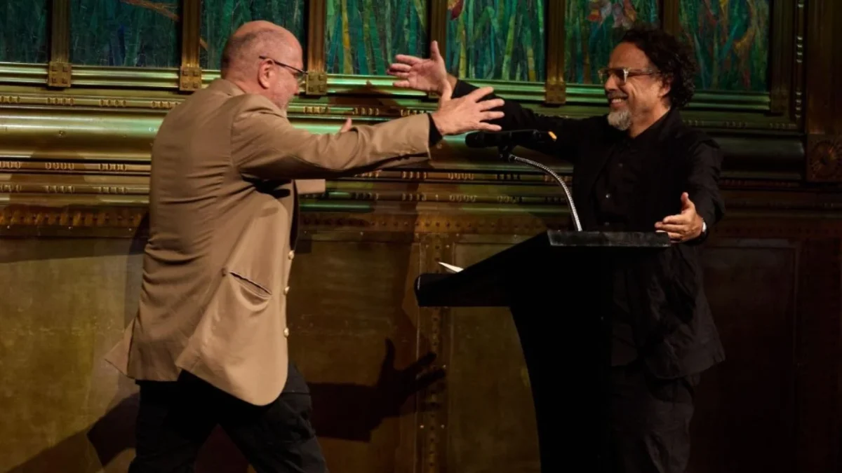 Guillermo Arriaga y Alejandro González Iñárritu durante la proyección de "Amores perros" por sus 25 primeros años