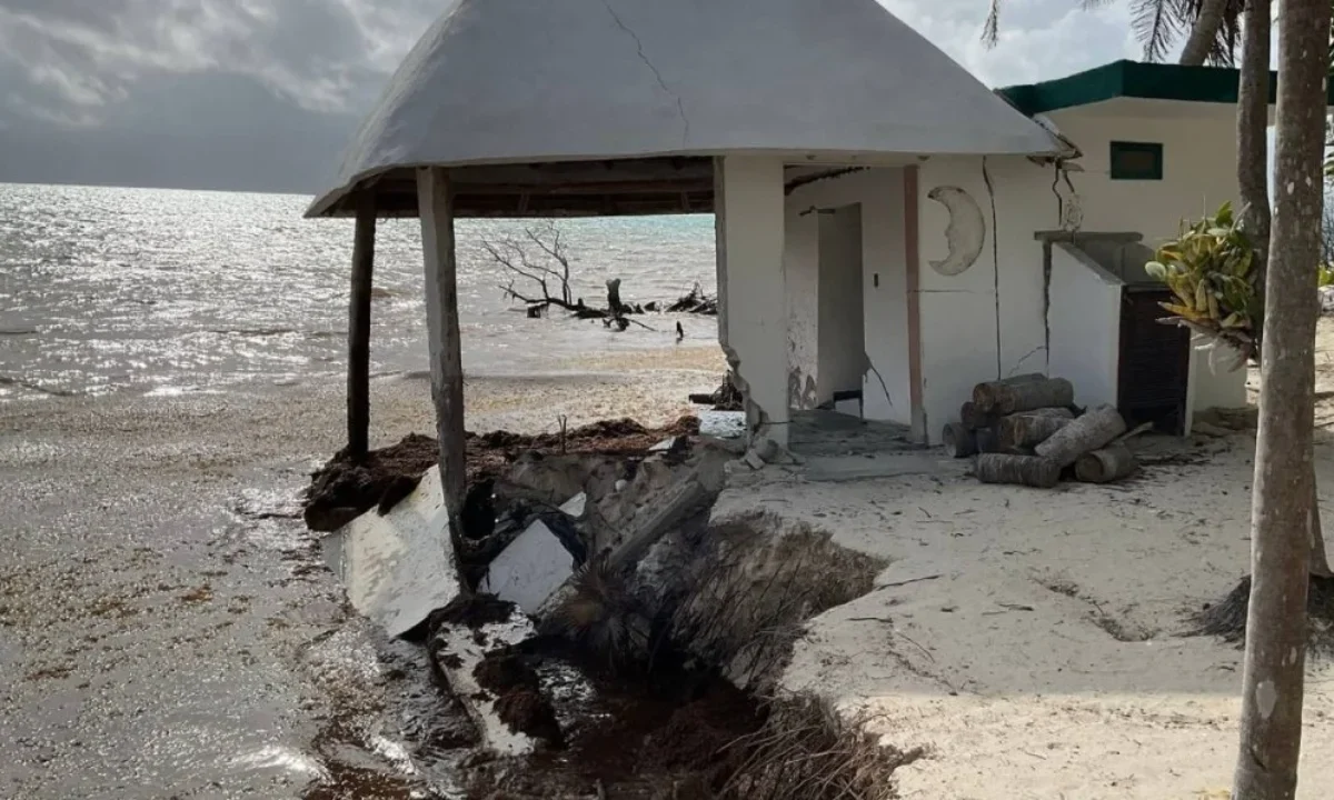La erosión avanza en playas de Quintana Roo mientras especialistas piden soluciones integrales que fortalezcan arrecifes y ecosistemas marinos.