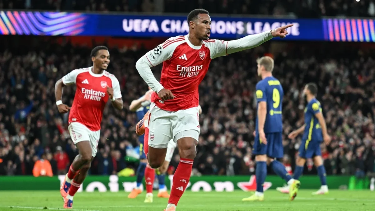 Gabriel Martinelli y Viktor Gyökeres celebran los goles que consolidaron el triunfo del Arsenal sobre el Atlético Madrid.