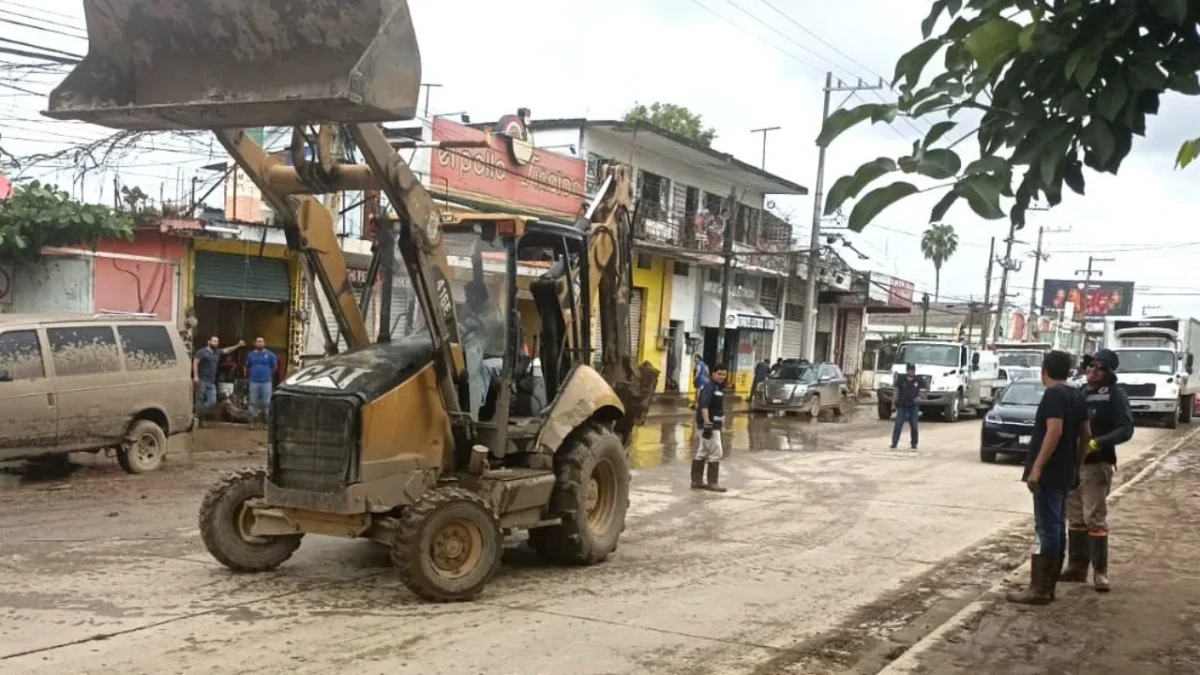 Trabajadores de la CFE realizan labores de reconexión y mantenimiento tras afectaciones por lluvias y fuertes vientos en varios estados.